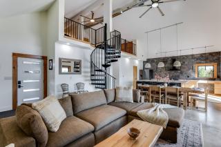 Modern Cabin Near Cheney Lake W Pool and Hot Tub -  - 7