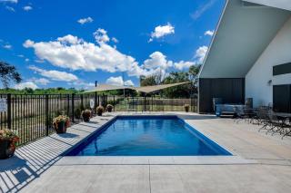 Modern Cabin Near Cheney Lake W Pool and Hot Tub -  - 8