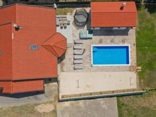 Ana with pool and jacuzzi - 3