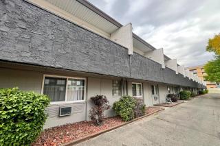 Econo Lodge Motel Village - 4