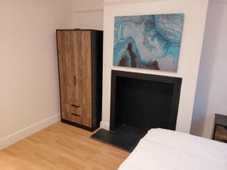 Spacious 4 Bed House sleeps 7 in Hoole - 4