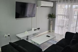 Apartment Sleeps 6 with Pool Access - 8