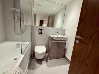 Luxury Modern 1 bed Central Bracknell - 1