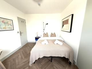 Crystal Palace Stylish Large Ensuite Double Room - 8