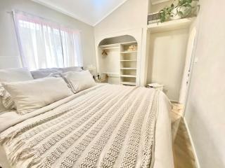 Glasshouse On The Water PET FRIENDLY - 3