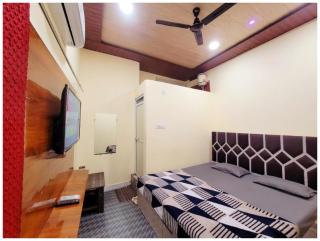 Hotel Pallav Guest House Near Mahakaleswar Jyotirlinga Temple #Fully Air Conditioning & Spacious Room #Free Wi-fi #Free Parking #Room Service #Best Hotel In Ujjain - 2