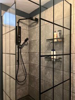 1 Bed Apartment- Walton on Thames, Surrey - 1