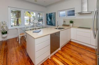 3 Bed Beachfront Apartment Steps to Ferry & Beach - 8