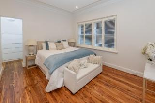 3 Bed Beachfront Apartment Steps to Ferry & Beach - 5