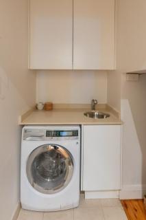 3 Bed Beachfront Apartment Steps to Ferry & Beach - 4