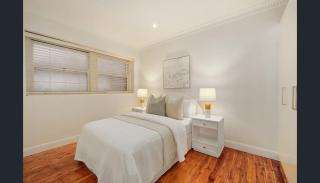 3 Bed Beachfront Apartment Steps to Ferry & Beach - 2