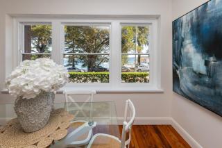 3 Bed Beachfront Apartment Steps to Ferry & Beach - 1