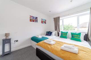 Comfortable 2BR House with Garden and Parking - 5