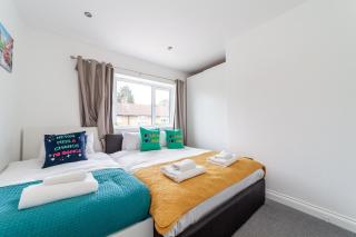 Comfortable 2BR House with Garden and Parking - 4