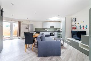 Comfortable 2BR House with Garden and Parking - 0