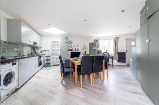 Comfortable 2BR House with Garden and Parking - 6