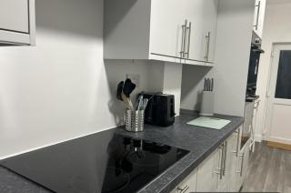 Modern ROOM En-Suite Close to Hospital & Train - 8