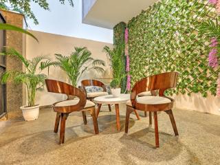 SkyLuxuria Medicity Hotel & Service Apartments - 4