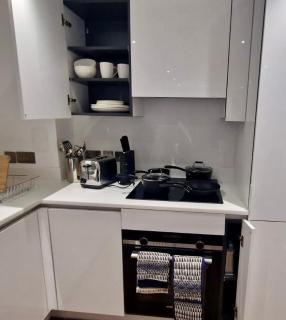 Luxury Modern 1 bed Central Bracknell - 9