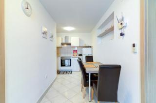 JELKA NV 2 - Apartment for 4 persons with terrace and private parking - 6