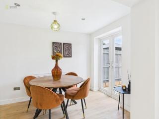 Modern 3-Bed Home, Super King Beds, Drive Parking - 0