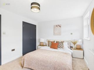 Modern 3-Bed Home, Super King Beds, Drive Parking - 2