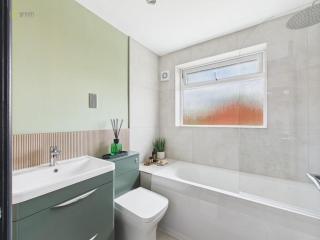 Modern 3-Bed Home, Super King Beds, Drive Parking - 1