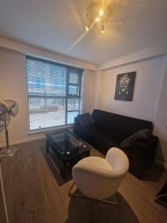 Chic London Apartment in Beames Road - 8