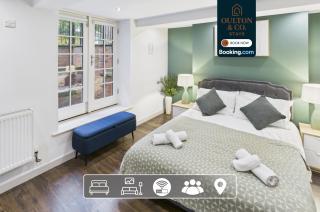 Spacious 3Bed Apartment - Short Lets & Serviced Accommodation Leeds With Free WiFi, Work & Leisure Sleeps 7 - 0