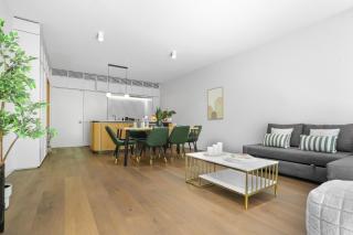 Center of Sydney 2 Bedroom Apartment with Balcony - 8