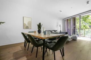 Center of Sydney 2 Bedroom Apartment with Balcony - 5