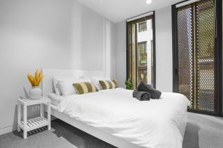 Center of Sydney 2 Bedroom Apartment with Balcony - 3