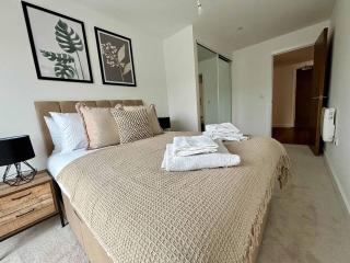 Luxury 2 bed Apartment Bracknell - 8