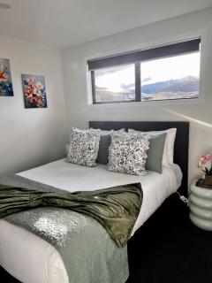 Queenstown Studio with Mountain Views - 1