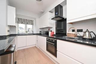 Luxury 3-Bed house, Beach 300m, Sleeps 6, Parking - 6