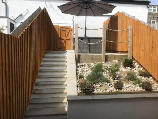 Luxury 3-Bed house, Beach 300m, Sleeps 6, Parking - 8