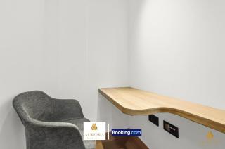 Stylish 2BDR Apartment With Cinema, Gym and Free Parking By Aurora WorkNest Short Lets & Serviced Accommodation London - 9