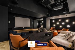 Stylish 2BDR Apartment With Cinema, Gym and Free Parking By Aurora WorkNest Short Lets & Serviced Accommodation London - 6