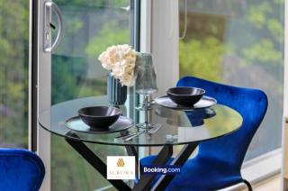 Stylish 2BDR Apartment With Cinema, Gym and Free Parking By Aurora WorkNest Short Lets & Serviced Accommodation London - 4