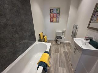 Spacious Stylish Apartment in Swindon Town Centre - 2