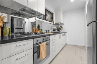 Darlinghurst NSW 2 Bedroom Apartment with NetFlix - 6