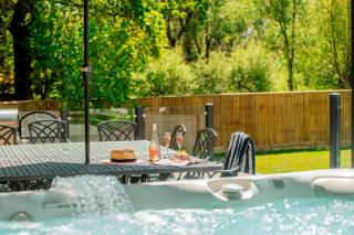 Magnolia House with Hot Tub Park Facilities - 9