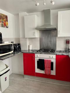 Westfield Gardens Apartment - 3 bedrooms - 6