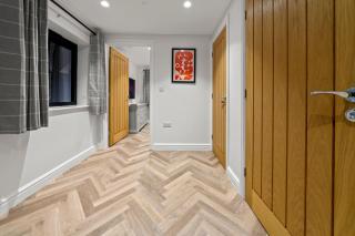 The Salt Room Modern 1 Bedroom Home By AltoLuxo Short Lets Serviced Accommodation With Free Wifi & Parking - 4