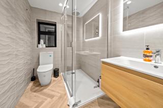 The Salt Room Modern 1 Bedroom Home By AltoLuxo Short Lets Serviced Accommodation With Free Wifi & Parking - 8