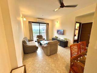 Chic 1BHK Goan Retreat with Balcony, Pool & Amenities - Close to Candolim Beach - 2
