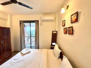 Chic 1BHK Goan Retreat with Balcony, Pool & Amenities - Close to Candolim Beach - 7