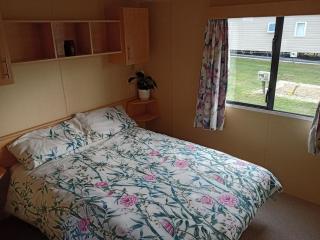 Comfortable and Spacious Mobile home - Sleeps 6, - 6