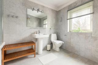 2 Bed Apartment in Surrey Quays - 6