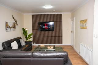 Spacious 4-Bed Home with Free Parking - 8